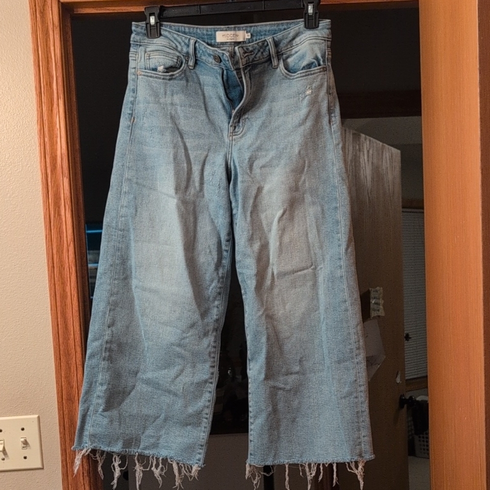 Trendy Light Blue Wide Leg Jeans with Frayed Hem